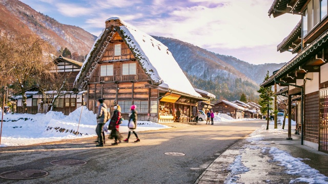 白川村日落与白雪和人群游客在日本旅游时光流逝视频下载