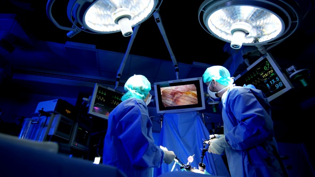 白种人外科团队在接受腹腔镜手术训练视频下载