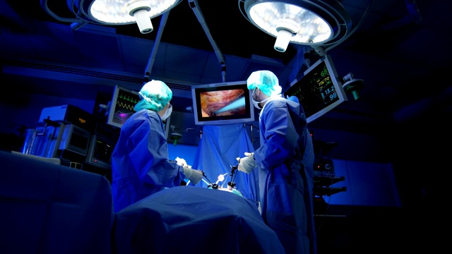 白种人医院团队使用内窥镜进行腹腔镜检查训练视频下载