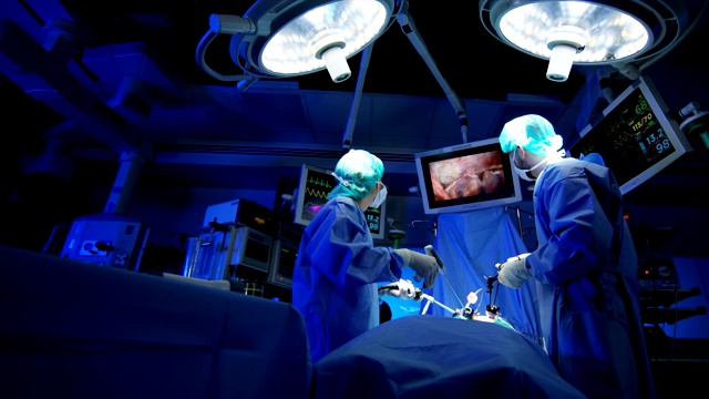 白种人医院训练小组准备进行腹腔镜手术视频下载