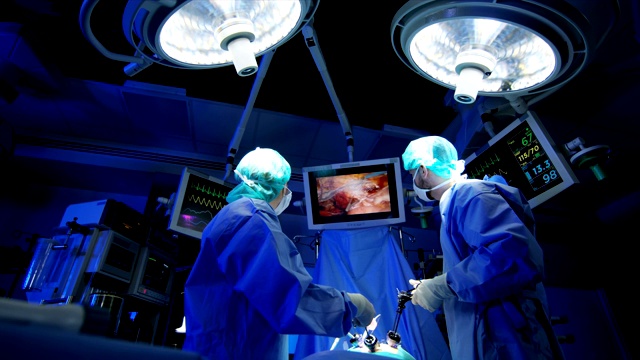 白人外科医生为病人做腹腔镜手术视频下载