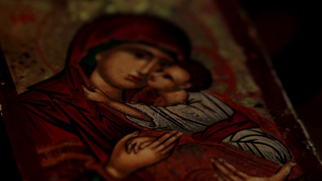 蜡烛和圣母玛利亚的圣像视频素材