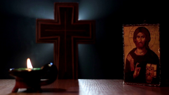 十字架与蜡烛和图标视频素材