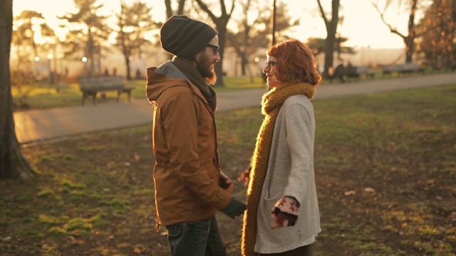 一对年轻情侣在公园里热吻。视频素材