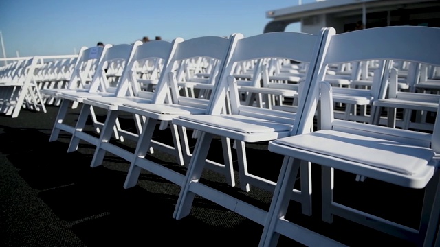美丽的婚礼上的白色椅子。婚礼视频素材