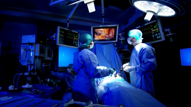 多民族外科团队在手术室培训视频下载