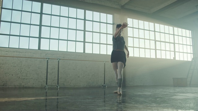 芭蕾舞女演员在演播室轻松地移动她的身体视频下载