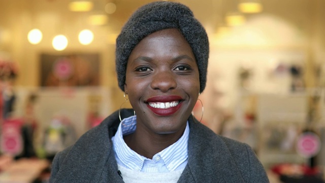 年轻的非洲妇女肖像在零售商店视频素材