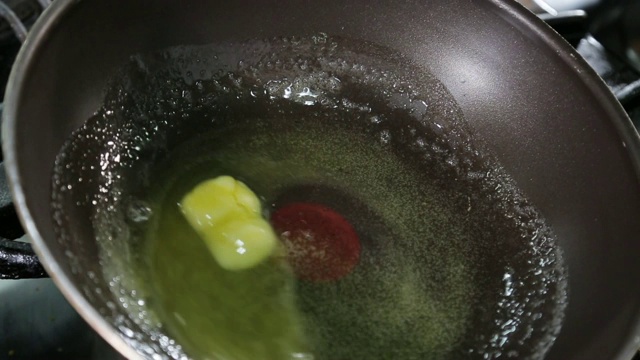 黄油在平底锅里融化视频素材