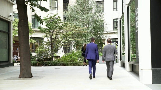漫步在伦敦金融城的白领工人视频素材
