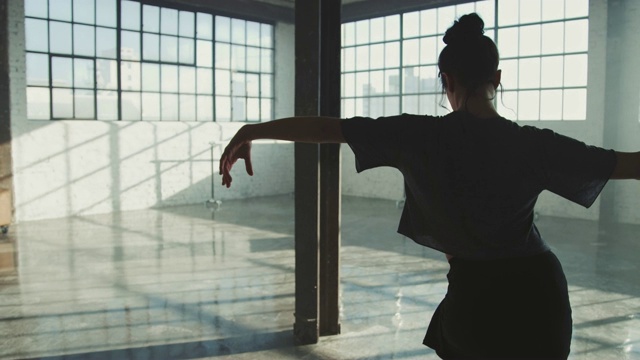 年轻的芭蕾舞演员在工作室里旋转视频素材