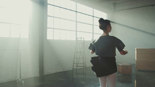 在明亮的工作室里练习芭蕾舞的女人视频素材