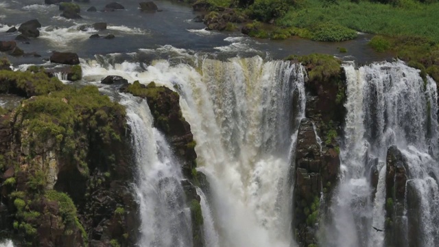 近距离观看Iguazú瀑布视频下载