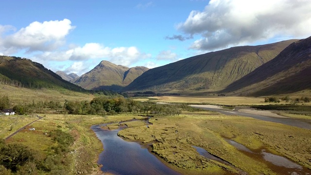 从空中俯瞰格兰艾蒂河和苏格兰高地的艾蒂河视频下载