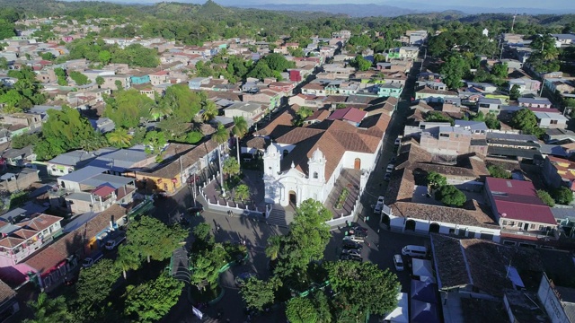 无人机飞过中美洲一个色彩斑斓的小村庄视频下载