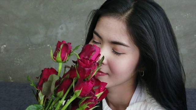 美丽的亚洲女人与玫瑰在情人节视频下载