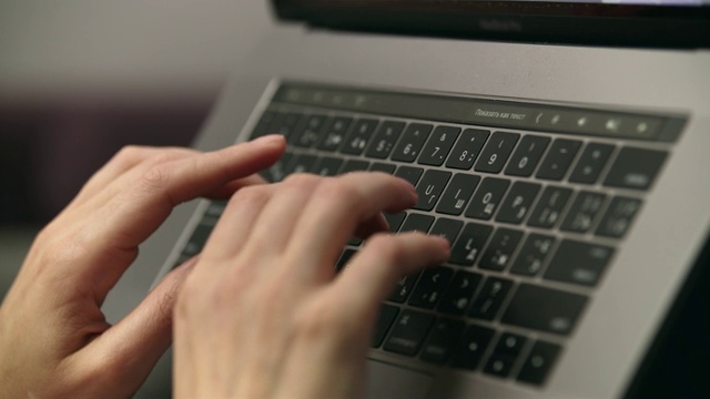 女性的手在笔记本电脑键盘上打字。专业使用笔记本键盘视频下载