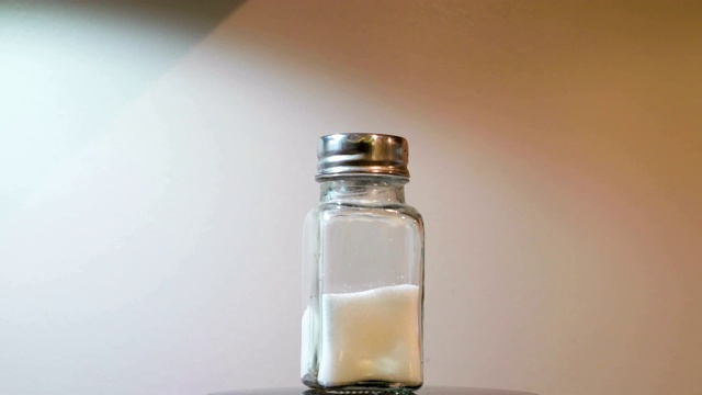 桌子上的小盐罐视频素材