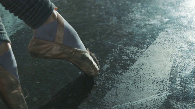 芭蕾舞演员在地板上练习脚的运动视频素材