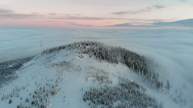 美丽的冬季空中飞行越过这座山视频素材