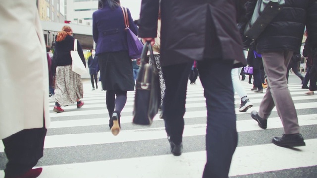 走路上班的日本商人视频素材