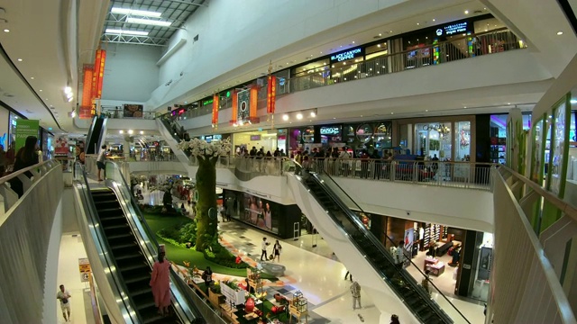 一段时间后拥挤的人们在购物中心里移动视频下载