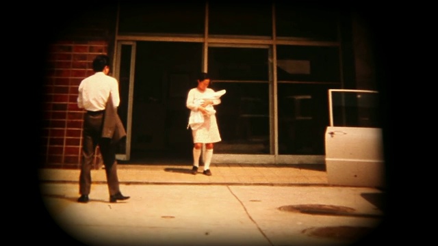 60年代的8毫米镜头——母亲和新生婴儿回家视频下载