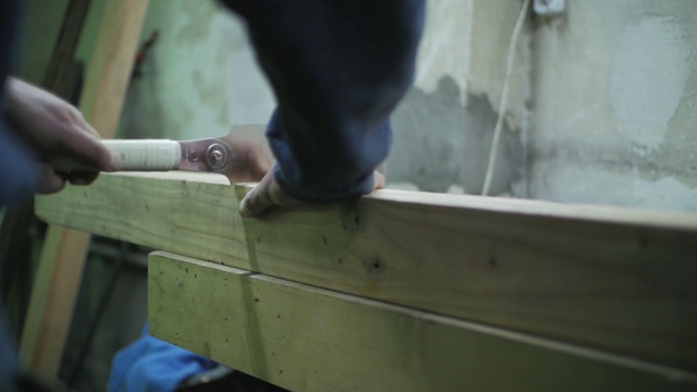 细木工用日本锯锯木梁视频素材