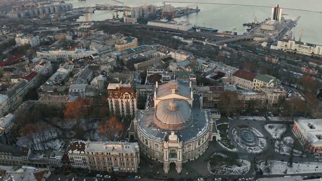 鸟瞰敖德萨歌剧院和芭蕾舞剧院在冬季时间日落视频素材