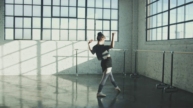 芭蕾舞演员在演播室轻松地移动视频素材
