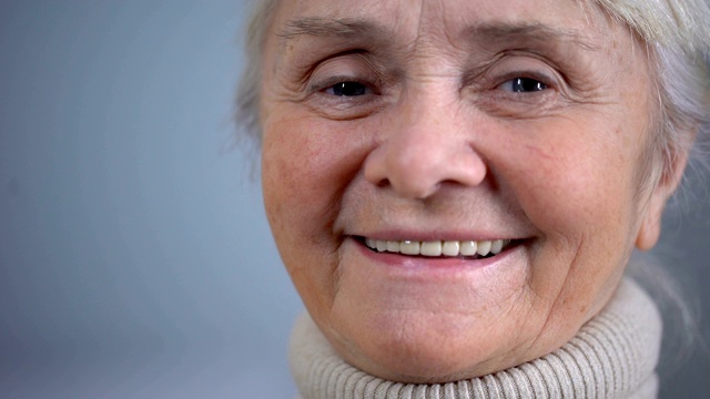 面带微笑的老年妇女特写，社会保障，养老照顾视频素材