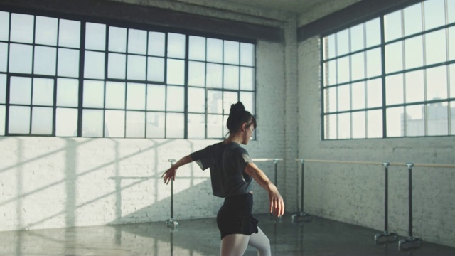 优雅的女子在芭蕾舞工作室跳舞视频素材