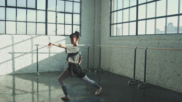 舞者在工作室练习芭蕾舞时旋转视频素材