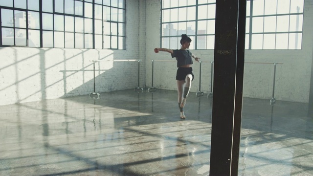 灵活的芭蕾舞演员在演播室排练视频素材