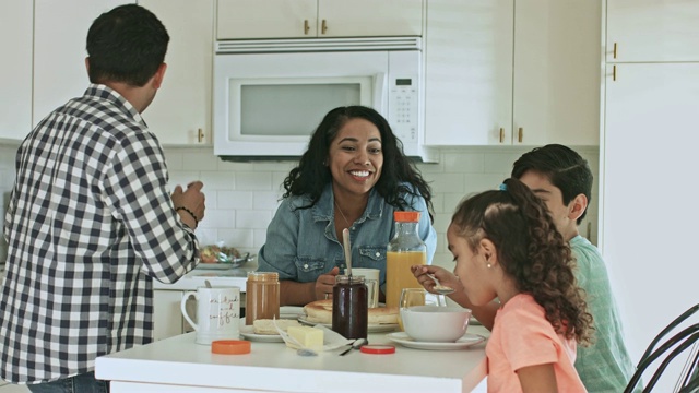 幸福的拉丁家庭在家里享受早餐视频素材