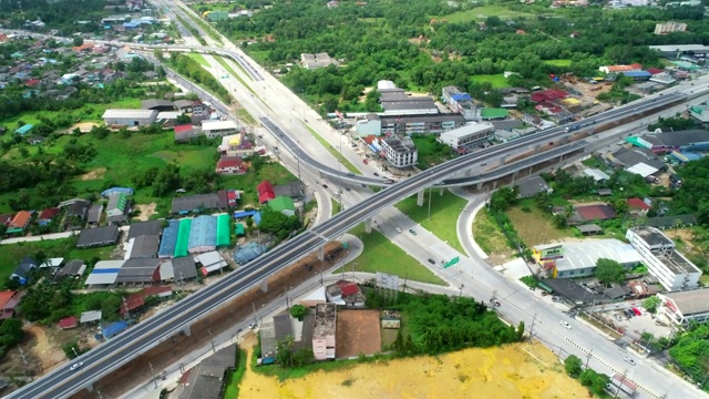 泰国颂卡的公路和桥梁的无人机交通视频素材