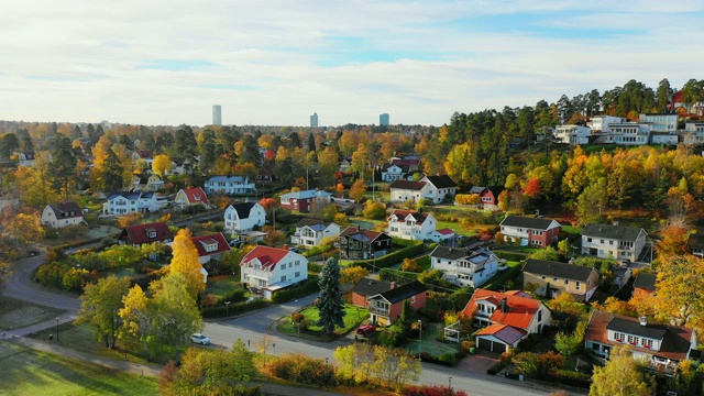 飞越秋天湖和别墅地区埃德斯维肯，上午，索伦图纳，斯德哥尔摩视频下载