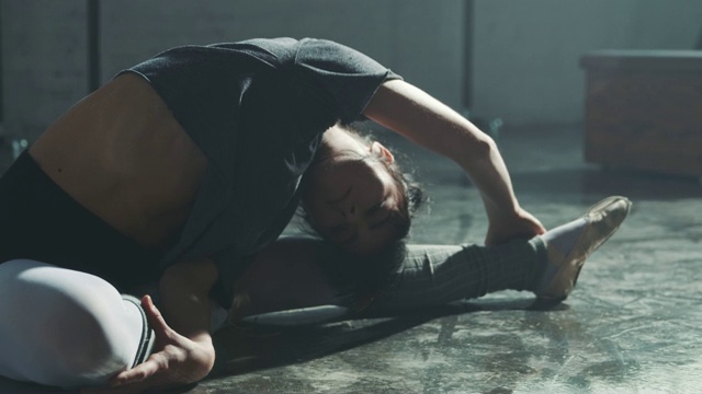 芭蕾舞演员做伸展运动视频素材