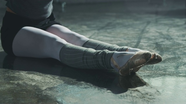 芭蕾舞女演员在地板上做坐姿前屈视频素材