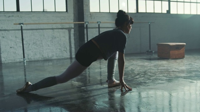 专注的芭蕾舞演员在练习中劈叉视频素材