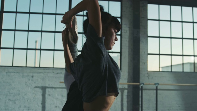 适合年轻的芭蕾舞演员伸展在舞蹈工作室视频下载