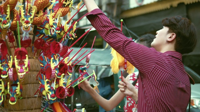 中国游客购物玩具的纸龙木偶视频素材