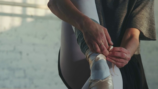 芭蕾舞女演员在系芭蕾舞鞋上的丝带视频素材