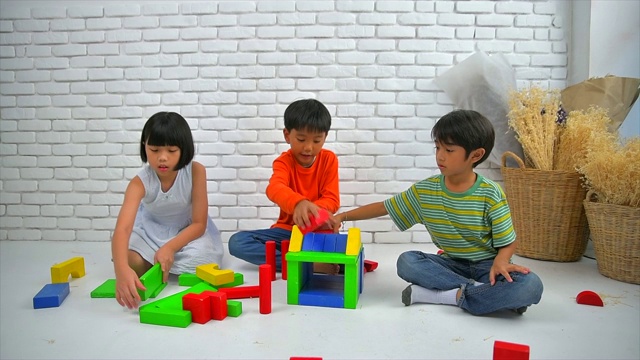 亚洲儿童玩积木视频下载