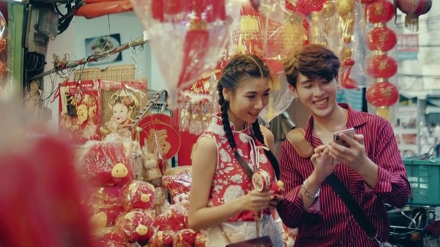 中国夫妇在街头市场购物。视频素材