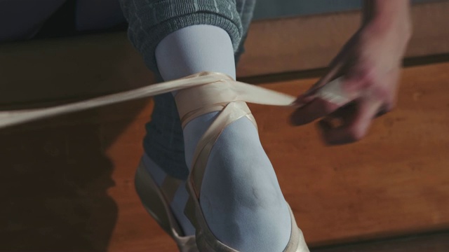 年轻的芭蕾舞者系她的芭蕾舞鞋在工作室视频素材