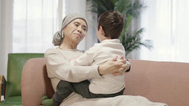 患癌症的祖母和孙子一起玩视频下载