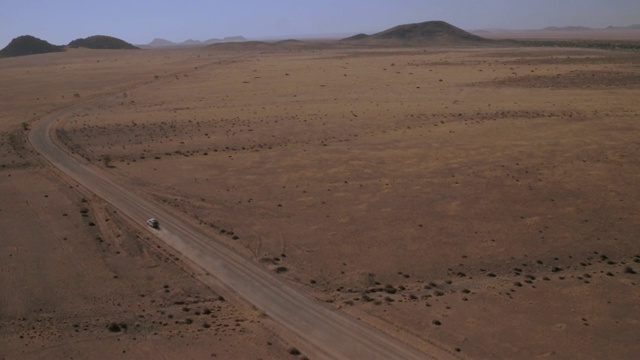孤独地穿越沙漠视频素材