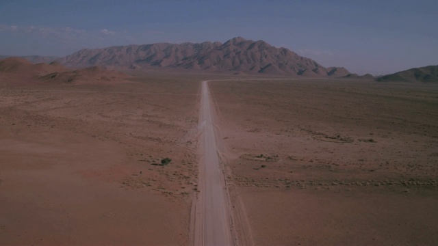 沿着一条小路，一条通向沙漠中的一座大山的小路视频素材
