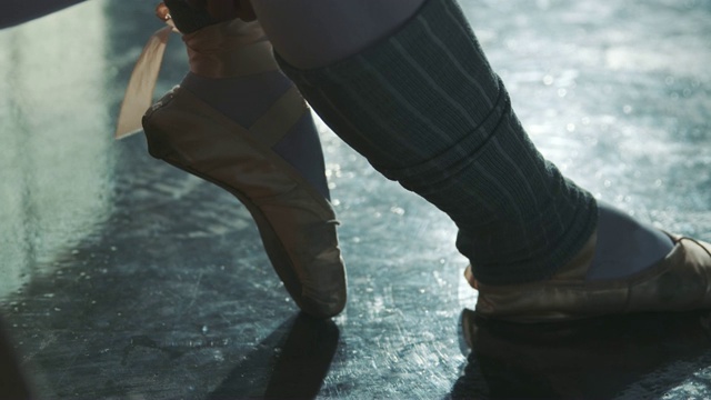 在舞蹈室系芭蕾舞鞋的女人视频素材